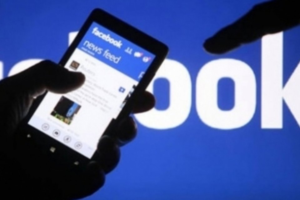 Facebook começa a reproduzir vídeos automaticamente em smartphones, diz site