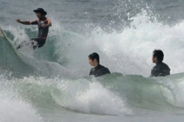 surfistas (©afp.com / Toru Yamanaka)