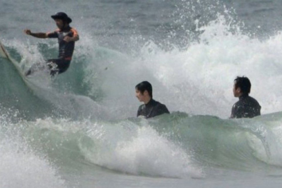 Paixão dos surfistas de Fukushima resiste a ameaça nuclear