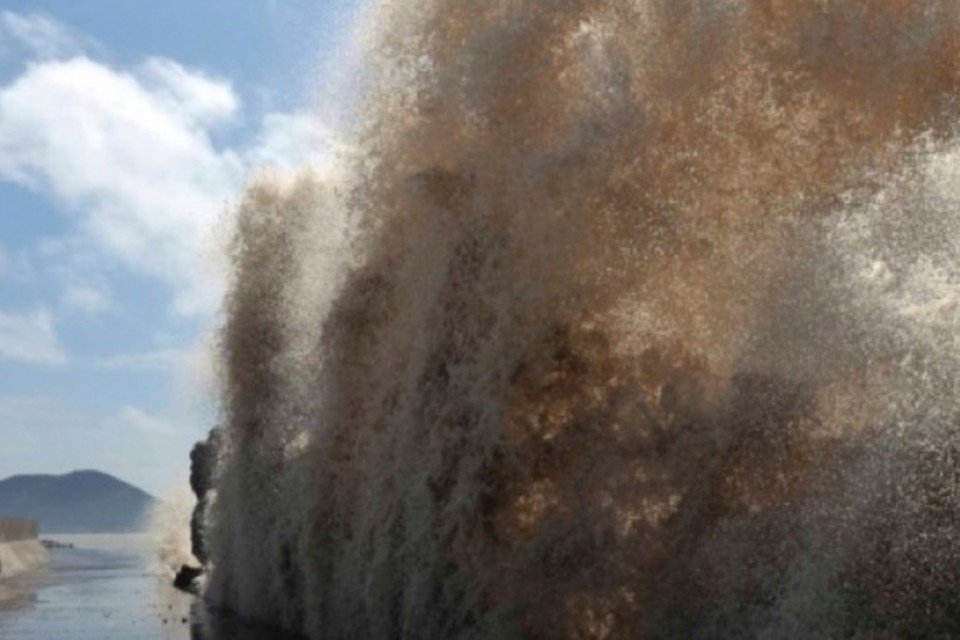 Tufão Soulik enfraquece na costa leste da China