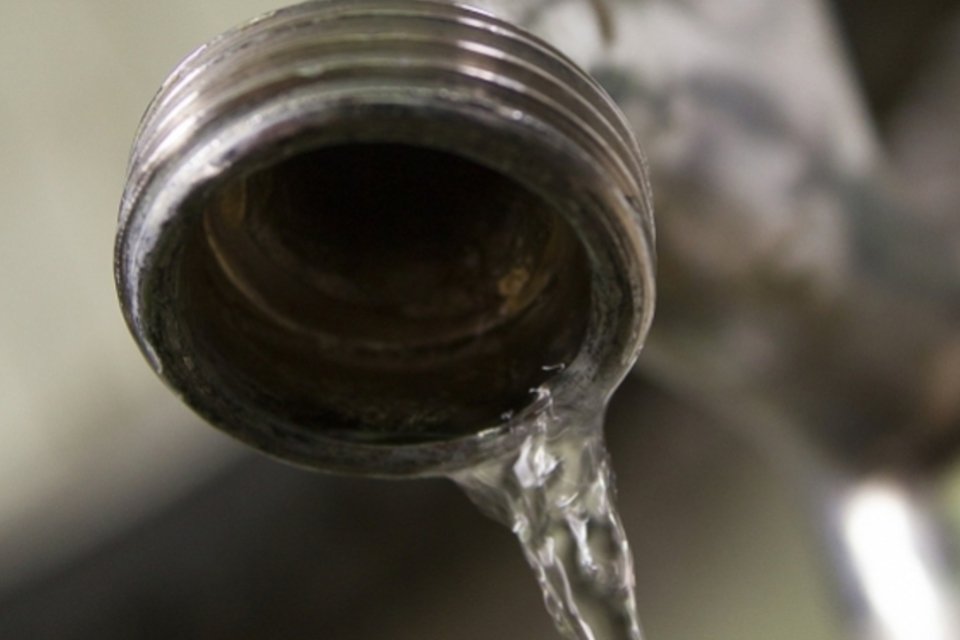 Sabesp admite baixa pressão da água durante a noite