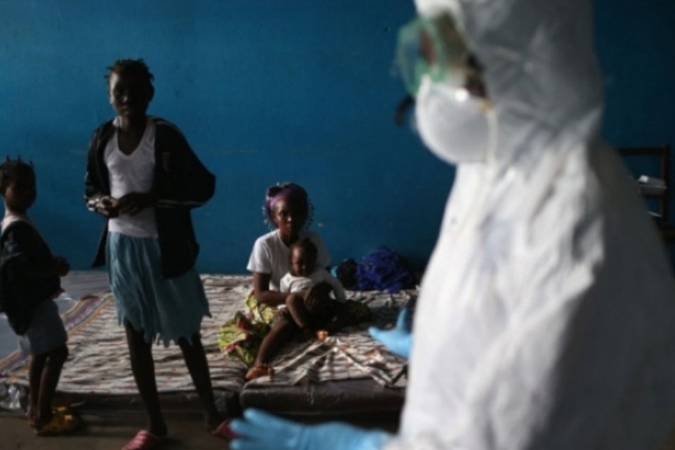 Infectados por ebola fogem de clínica na Libéria após saque