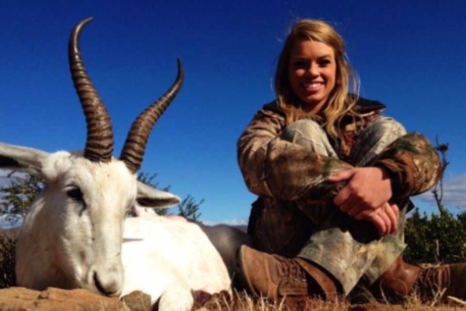 Petições pedem que garota seja proibida de caçar animais na África