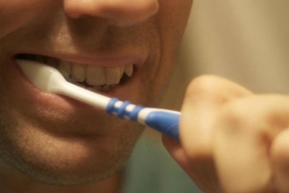 Dormir sem escovar os dentes faz mal? Saiba a resposta aqui