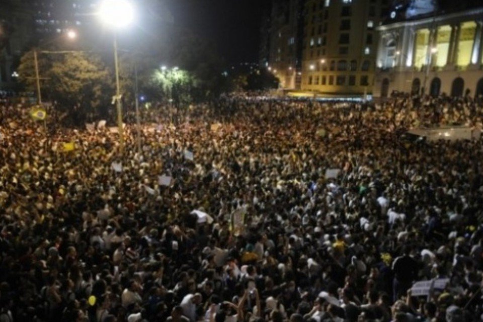 Redes sociais difundem e dividem protestos no Brasil