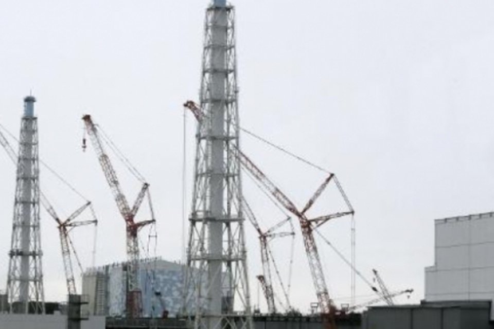 Empresa começa a desmontar o teto de reator nuclear de Fukushima