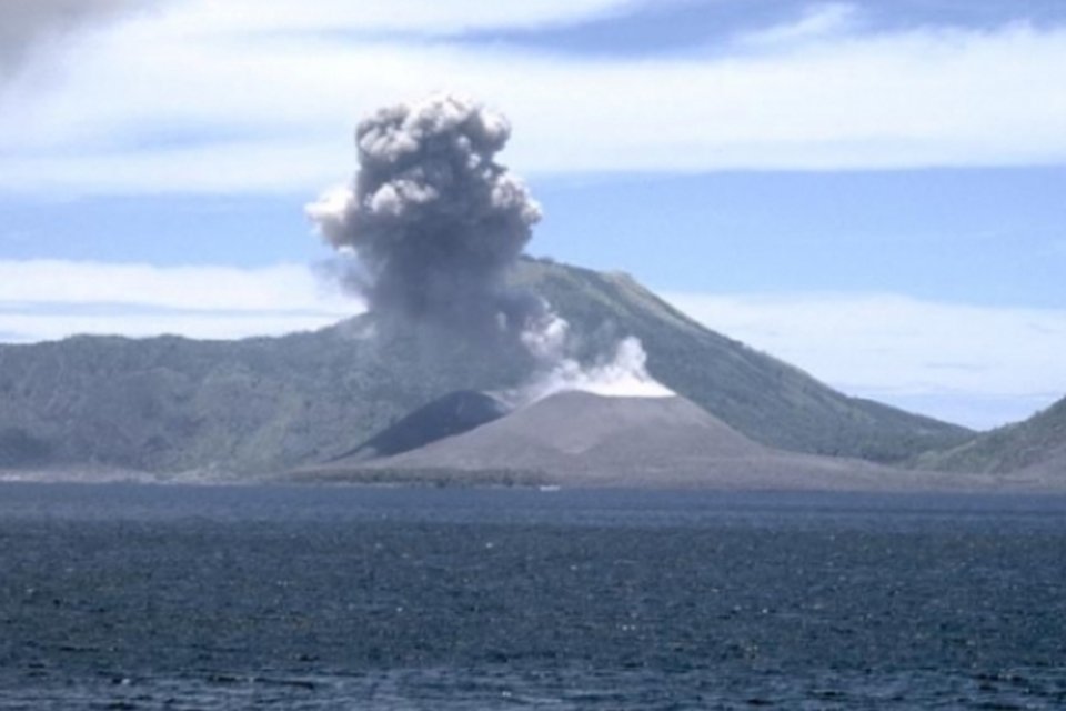 Turistas registram o momento exato de erupção vulcânica