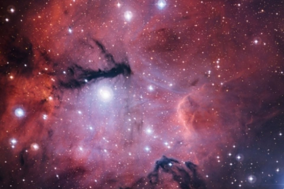 Nebulosa abriga ninho de estrelas bonitas e mortíferas