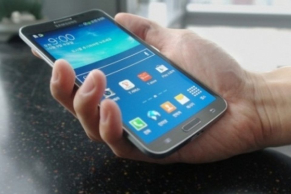 Samsung lança primeiro smartphone com tela curva