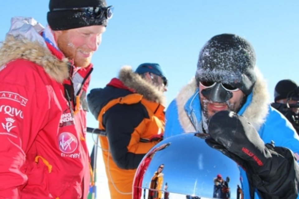 Príncipe Harry e companheiros de equipe alcançam Pólo Sul