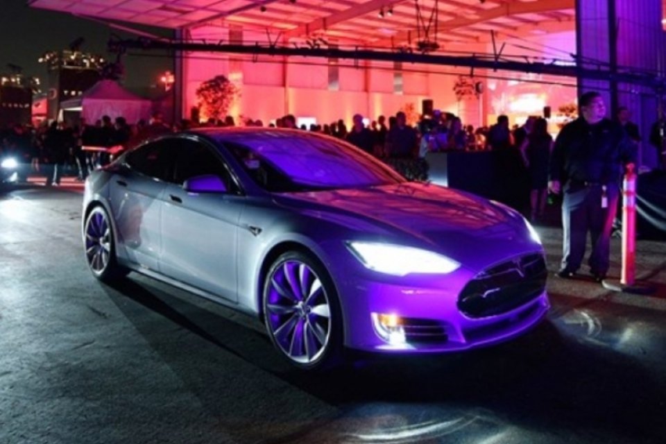 Supercarro elétrico da Tesla ganha aceleração com atualização de software