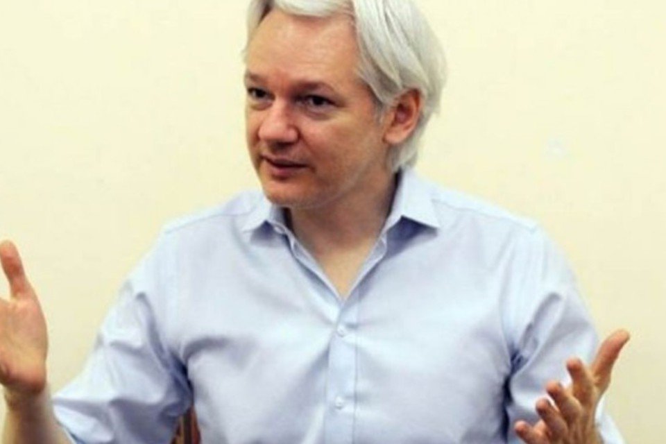 Assange gera tensões sobre asilo de Snowden, diz jornal