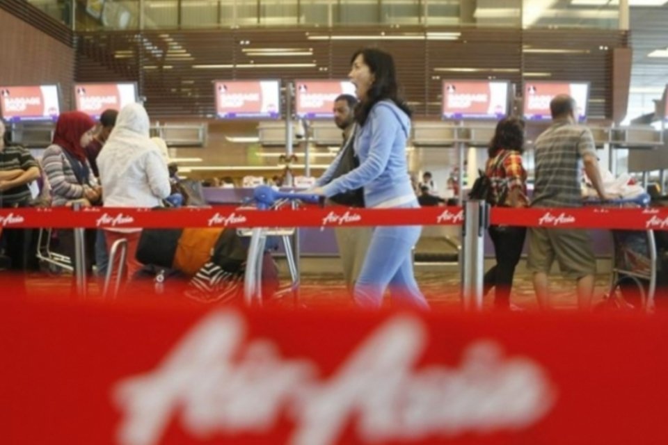 Indonésia suspende a busca por avião da AirAsia até a manhã da segunda-feira