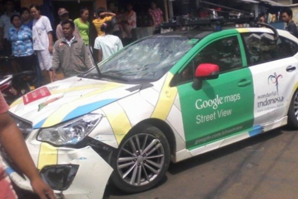 Carro do Google Street View sofre acidente na Indonésia