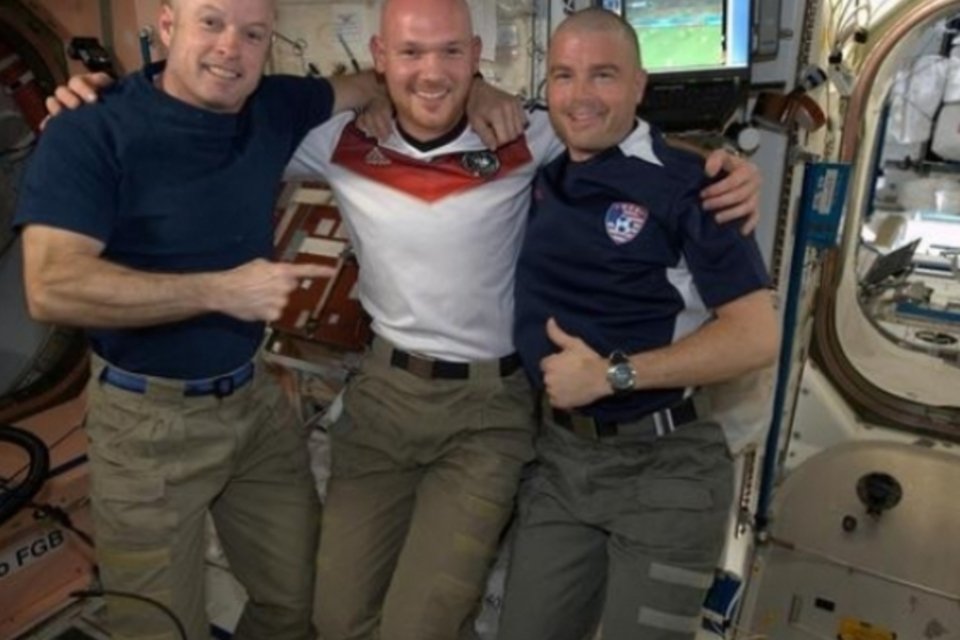 Astronautas raspam a cabeça após EUA perderem jogo da Copa
