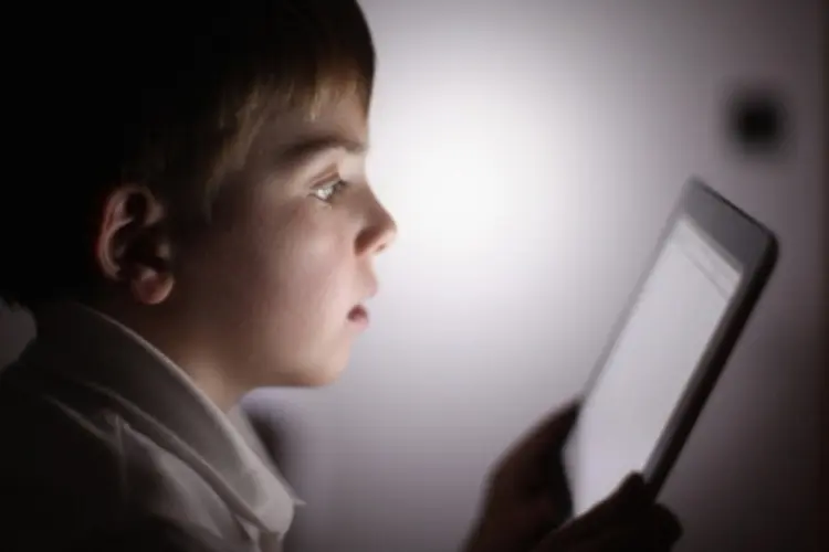 Criança usando um tablet (Getty Images)
