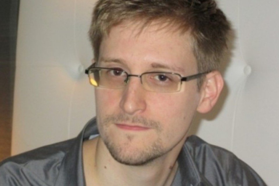 Snowden se reúne com russos e considera 15 países para asilo