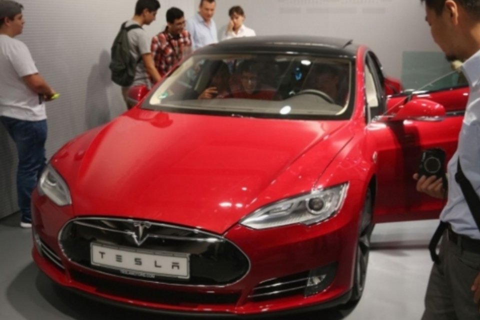 Carros da Tesla devem ganhar recursos de veículos autônomos