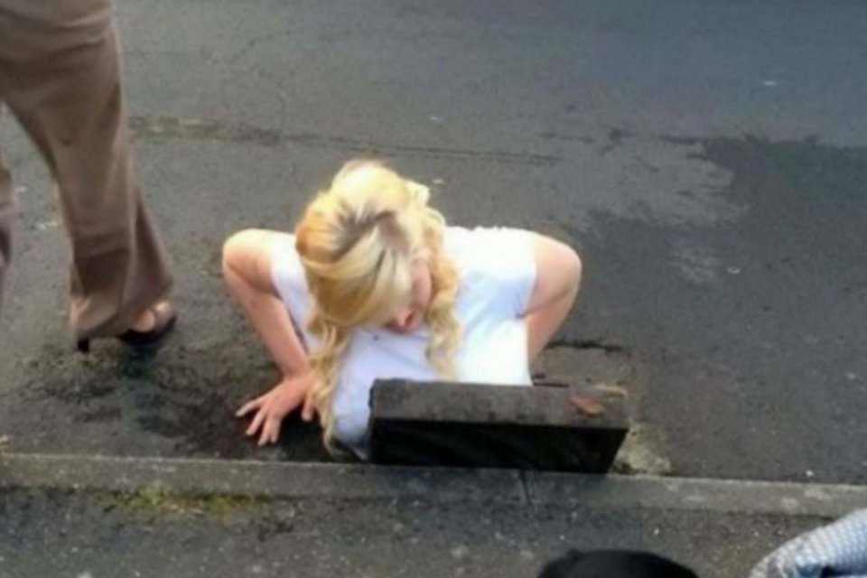 Jovem britânica fica entalada em bueiro ao tentar resgatar iPhone