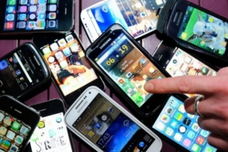 Um celular só é considerado irregular quando não possui um número IMEI registrado no banco de dados da GSMA (Getty Images/Getty Images)