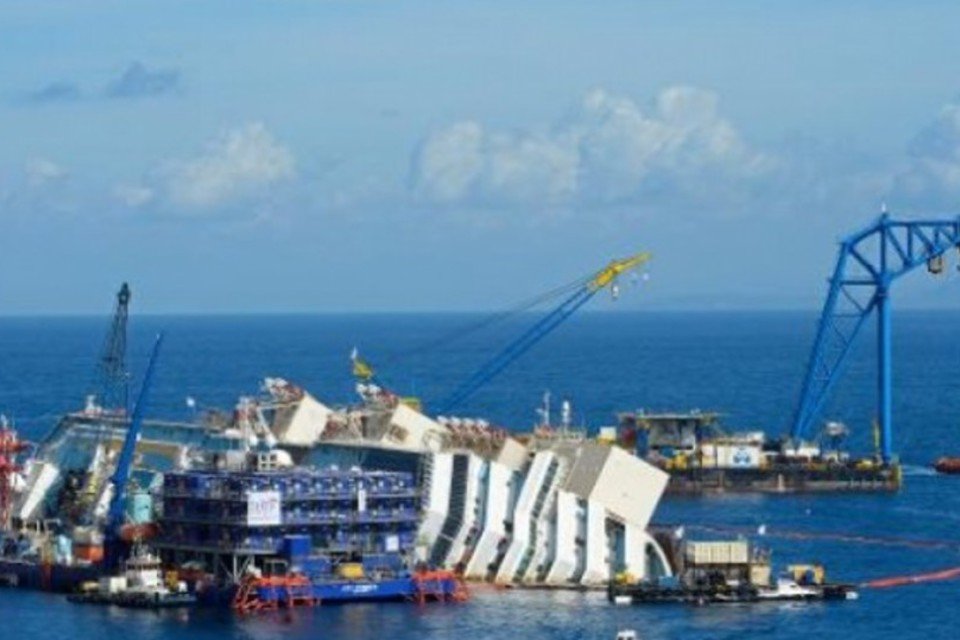 Navio 'Costa Concordia' começa a ser reerguido na Itália