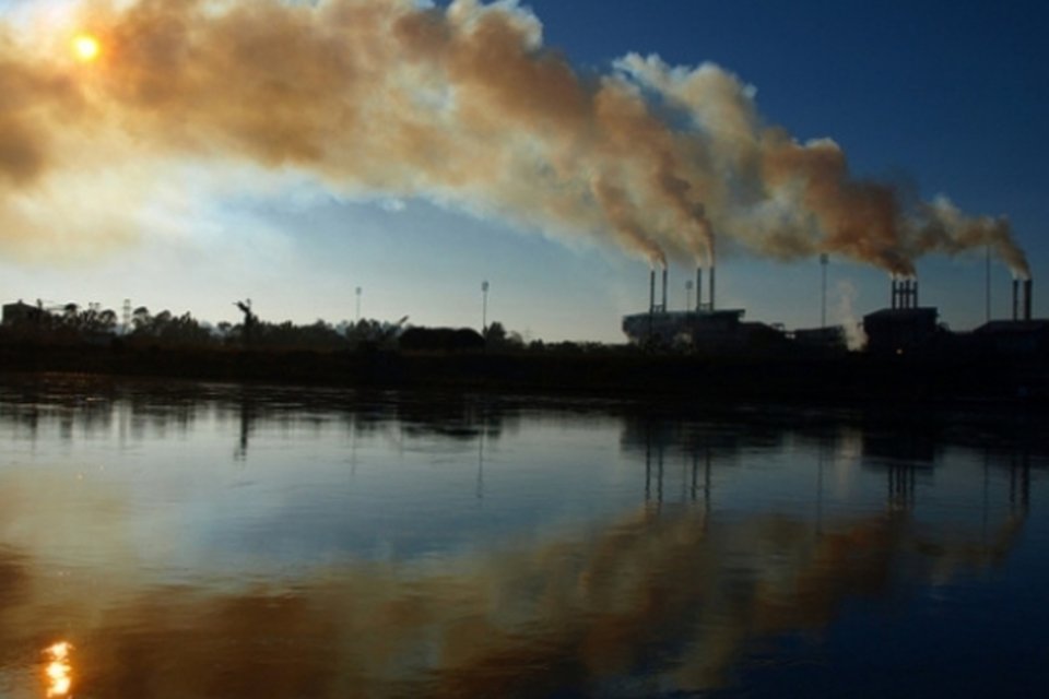 Brasil já polui como um país rico, principal culpado é combustível