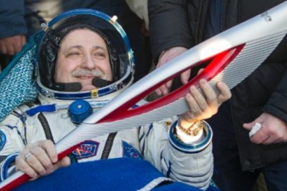 Tripulação da ISS retorna à Terra com a tocha olímpica