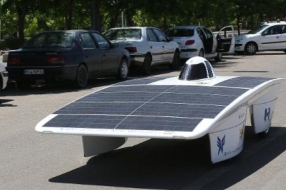 Carro feito por estudantes iranianos participa de competição nos EUA