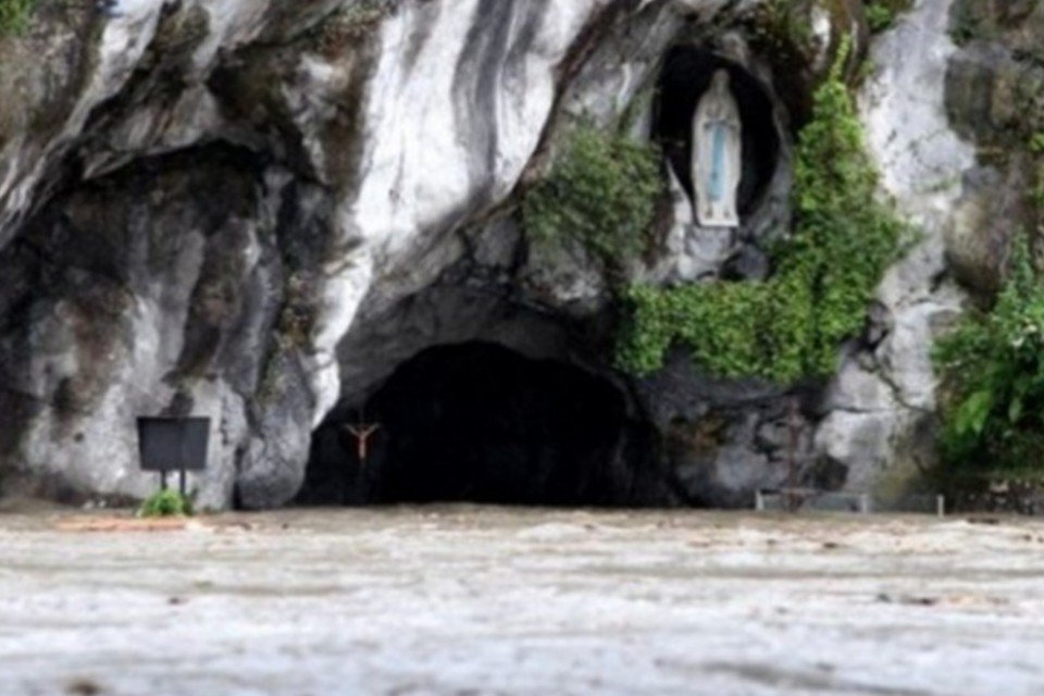 Gruta de Lourdes desaparece sob temporal e inundações na França