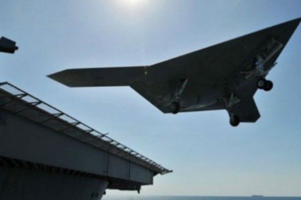 Novo drone americano pousa pela primeira vez em porta-aviões