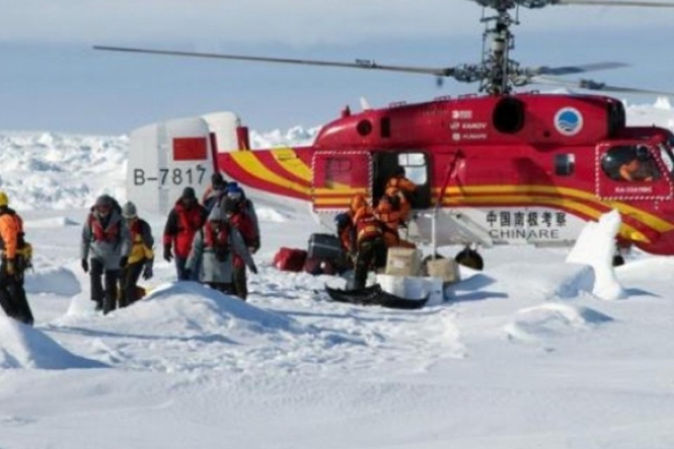 Navio que resgatou embarcação russa na Antártida fica preso no gelo