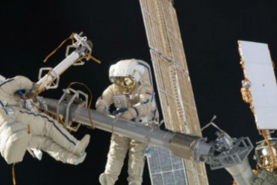 Astronautas completam com sucesso caminhada espacial