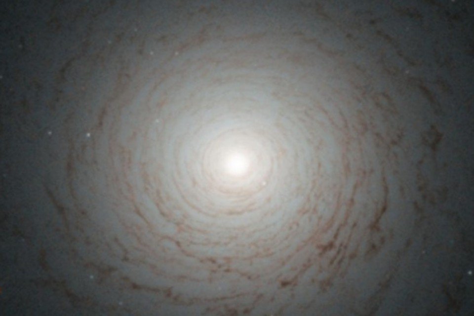Hubble fotografa espiral no centro de uma galáxia