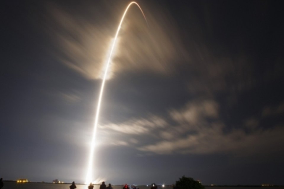 SpaceX fracassa na missão de recuperação de lançador