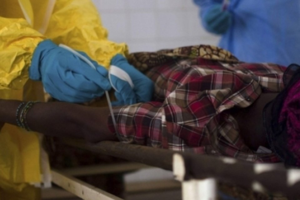 Chega à Libéria soro experimental para tratar médicos contaminados pelo ebola