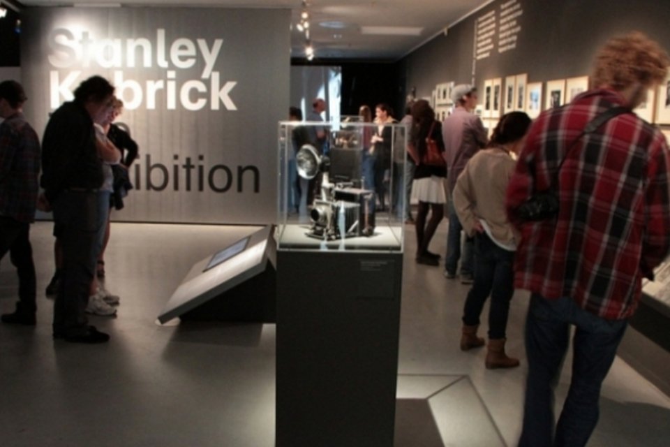 Viúva de Kubrick visita exposição sobre o marido em SP