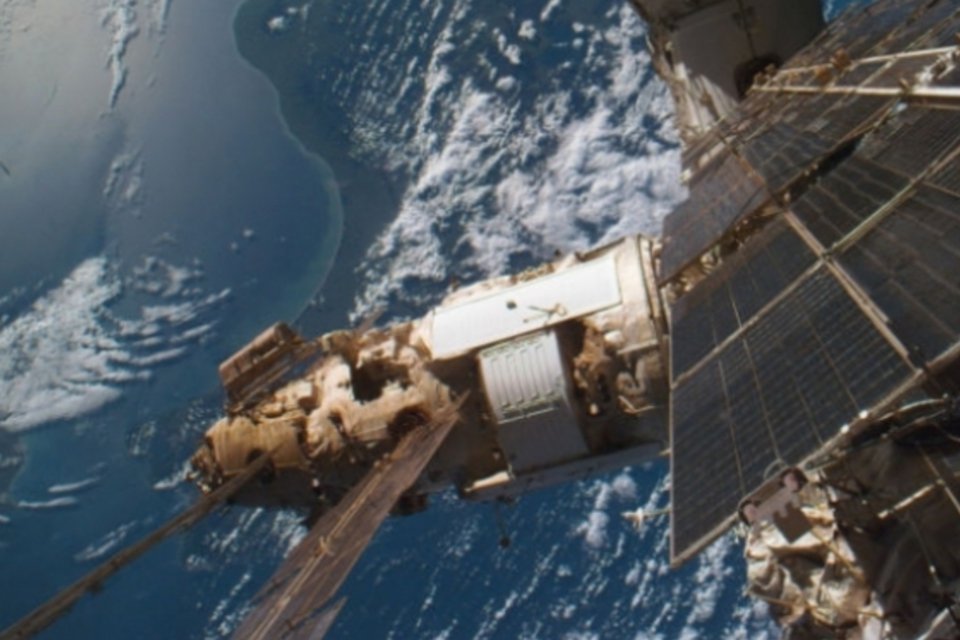 Venezuela e China firmam acordo para lançar novo satélite ao espaço