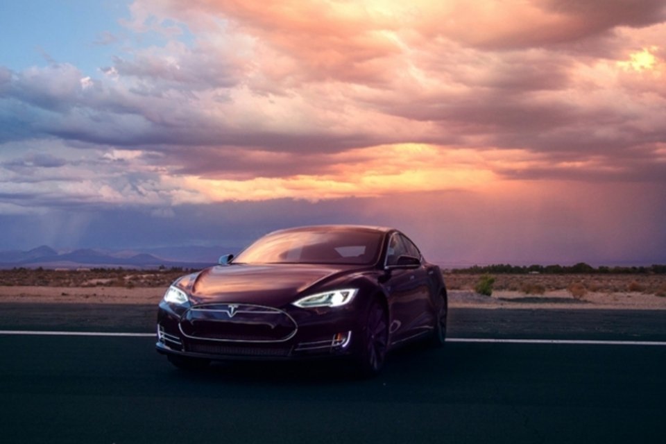 Carro elétrico da Tesla vai de 0 a 100 km/h em 3.2 segundos e surpreende passageiros