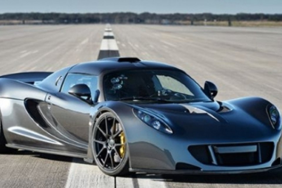 Supercarro chega a 434 km/h e quebra recorde de velocidade