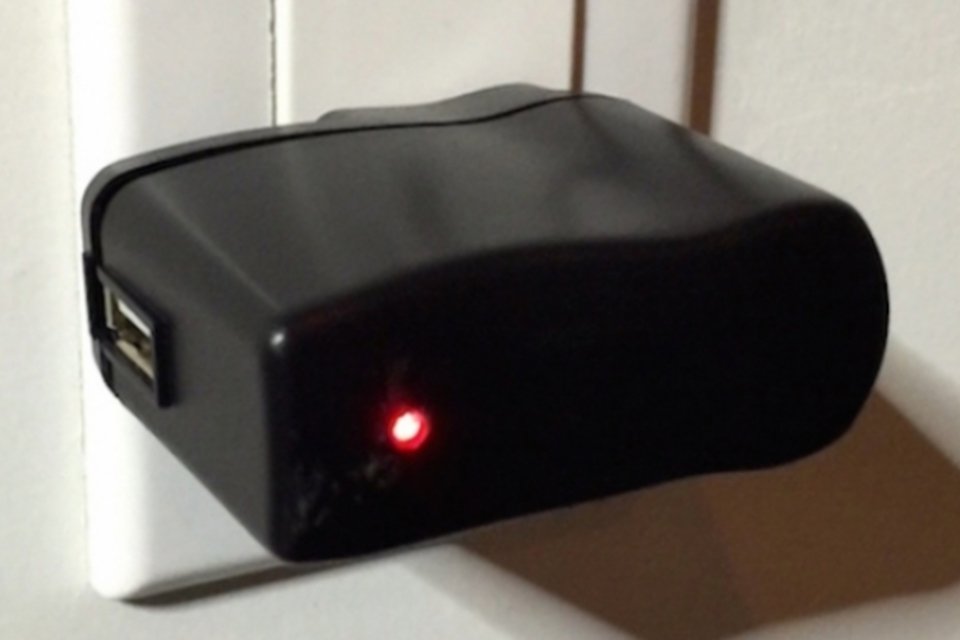 Hacker usa carregador para interceptar teclados sem fio da Microsoft
