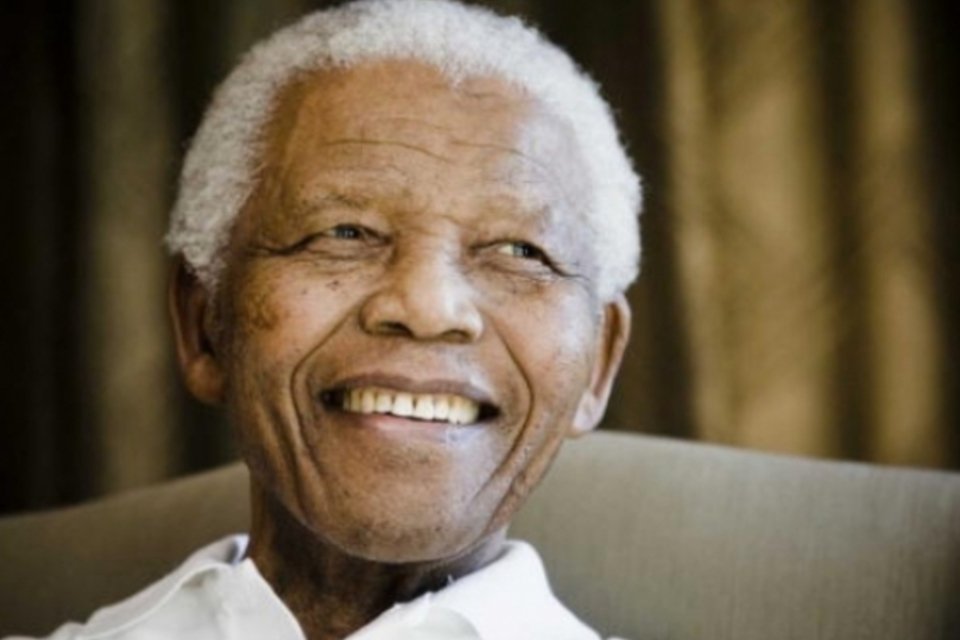 Políticos e celebridades lamentam morte de Mandela na web