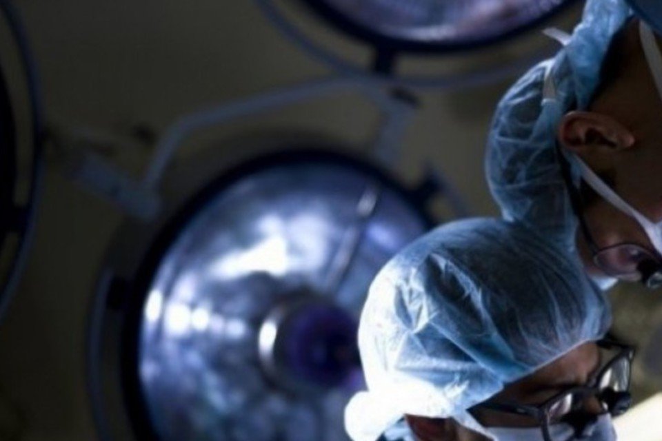 Equipe extrai tumor de mais de 1 quilo de menina de 3 anos na Suíça