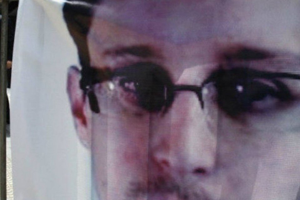 Verdade sobre espionagem "está por vir", diz pai de Snowden