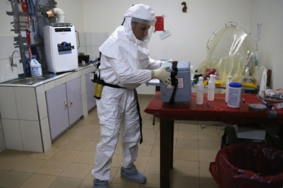 Vacina para Ebola chega a Libéria para primeiro teste em larga escala