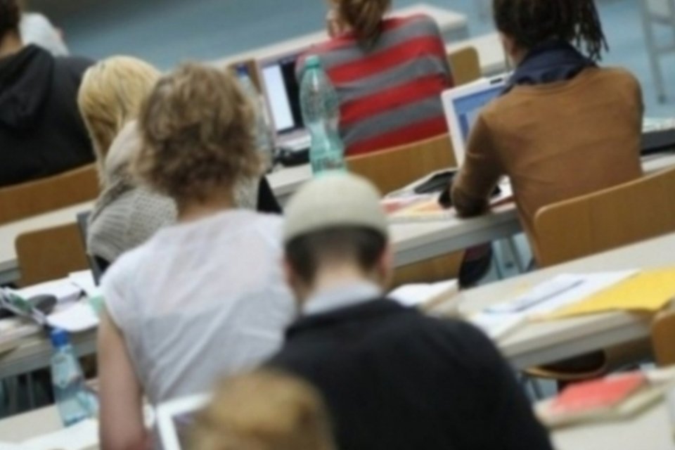 MEC vai aplicar 430 mil testes de inglês nas federais