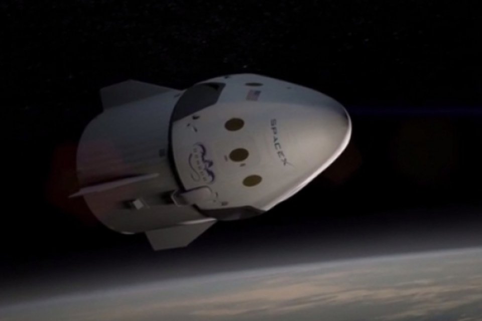 SpaceX revela primeira nave que transportará astronautas