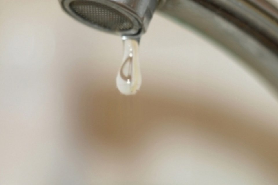 Falta água em bairros de SP; Sabesp nega racionamento