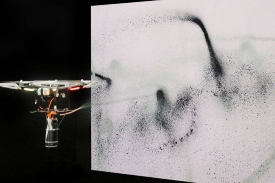 Artista americano usa drone para criar pinturas