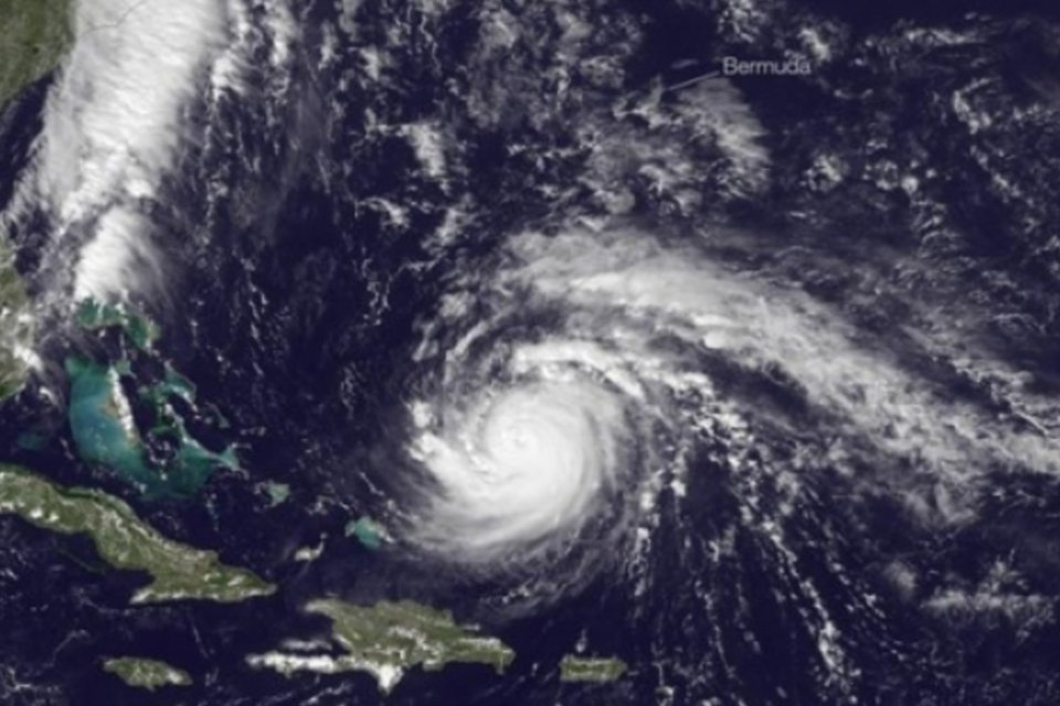 Furacão Gonzalo se aproxima das Bermudas e especialistas alertam sobre ondas