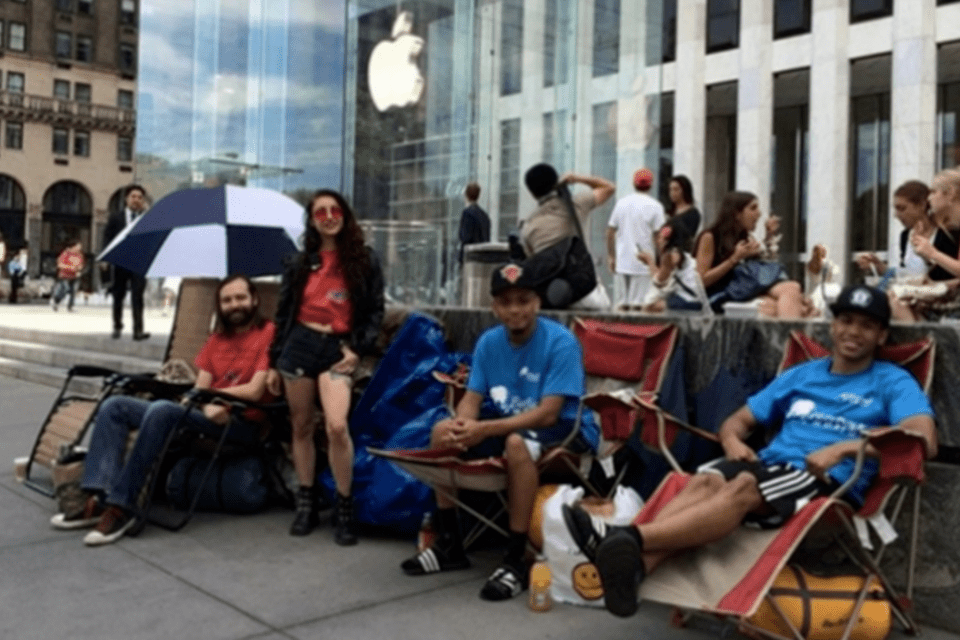 Fãs já esperam em fila por lançamento do próximo iPhone